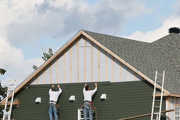 Professional Siding Contractor technician working in Lincoln, IL